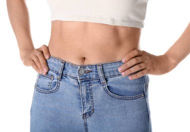 Beyaz arka planda zayıf bir kadın. Diyet kavramı