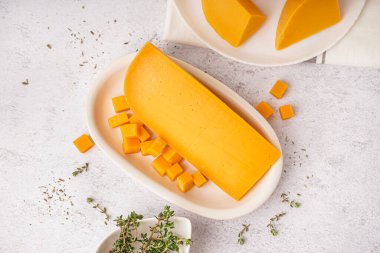 Açık arkaplanda lezzetli çedar peyniri tabağı