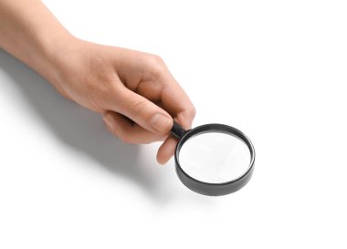 Beyaz arkaplanda küçük büyüteçli bir kadın eli