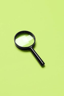 Yeşil arkaplanda siyah mini büyüteç