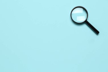 Mavi arkaplanda siyah mini büyüteç