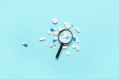 Mavi arka planda haplı büyüteç