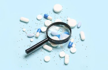 Mavi arka planda haplı büyüteç