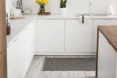 Işık mutfağının içinde, yerde şık bir halı var.