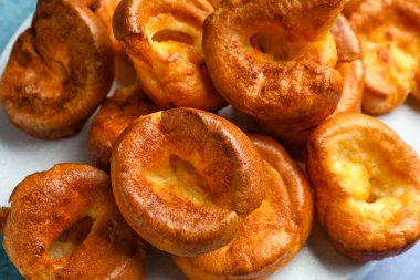 Lezzetli Yorkshire pudingi masada, yakın plan.