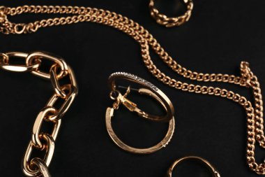 Siyah arka planda güzel mücevherler.