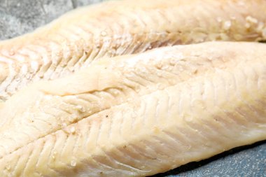 Çiğ morina filetosu masada, yakın plan.