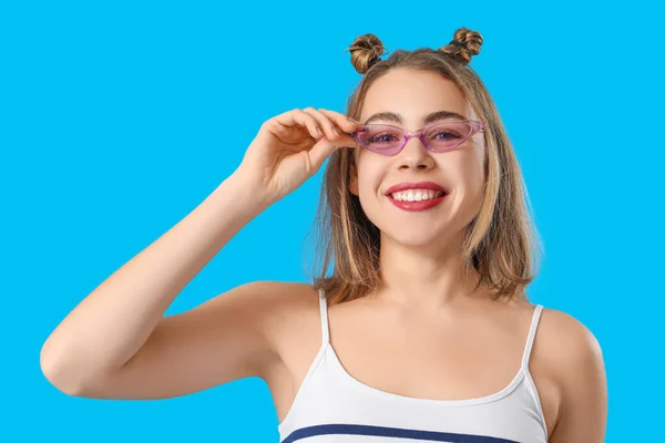 Mavi Arka Planda Güneş Gözlüklü Genç Bayan Yakın Plan — Stok fotoğraf
