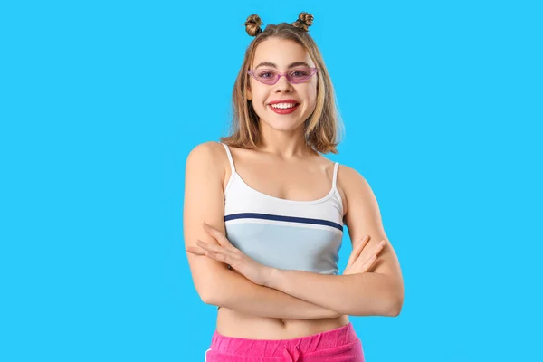 Jonge Vrouw Zonnebril Blauwe Achtergrond — Stockfoto
