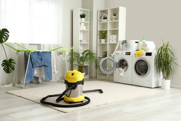 Inredning Tvättstuga Med Tvättmaskiner Och Städutrustning — Stockfoto