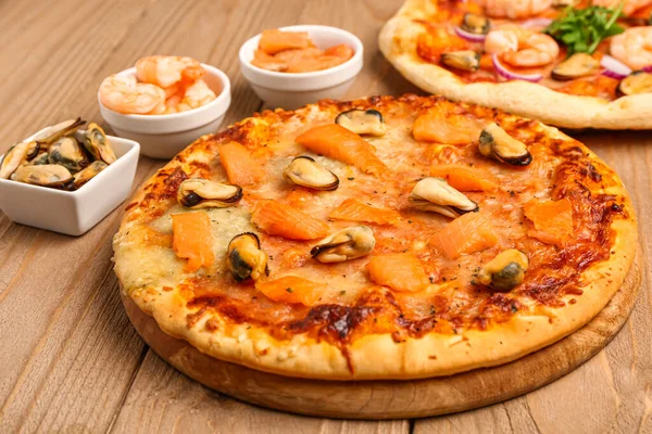 Bord Met Lekkere Zeevruchten Pizza Houten Achtergrond — Stockfoto