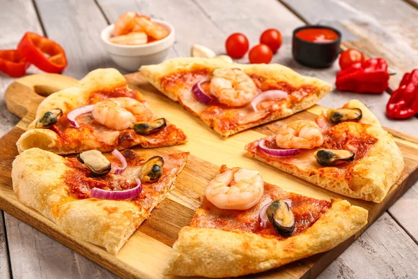 Raad Van Smakelijke Zeevruchten Pizza Lichte Houten Achtergrond — Stockfoto