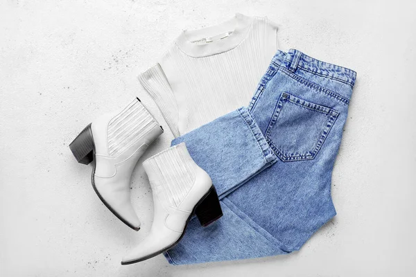 Calça Jeans Elegante Com Colete Botas Fundo Branco — Fotografia de Stock