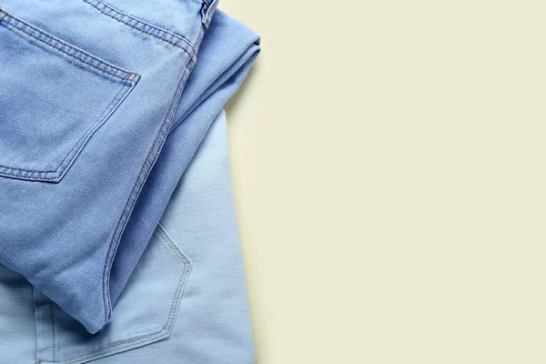 Snygga Jeans Beige Bakgrund Närbild — Stockfoto