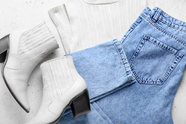 Calça Jeans Elegante Com Colete Botas Fundo Branco Close — Fotografia de Stock