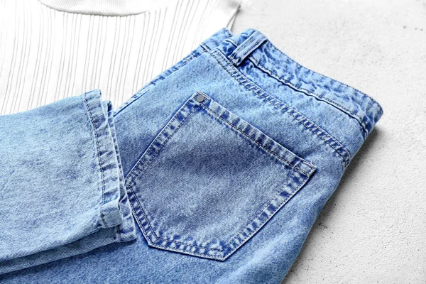 Jeans Alla Moda Con Gilet Sfondo Bianco Primo Piano — Foto Stock