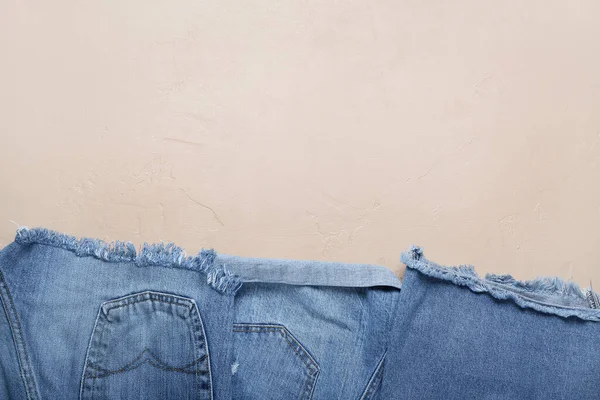 Pantaloncini Jeans Sfondo Beige — Foto Stock
