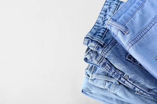 Jeans Pliés Sur Fond Blanc Gros Plan — Photo