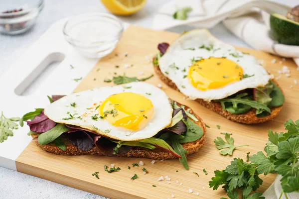 배경에 계란을 곁들인 맛있는 샌드위치 — 스톡 사진