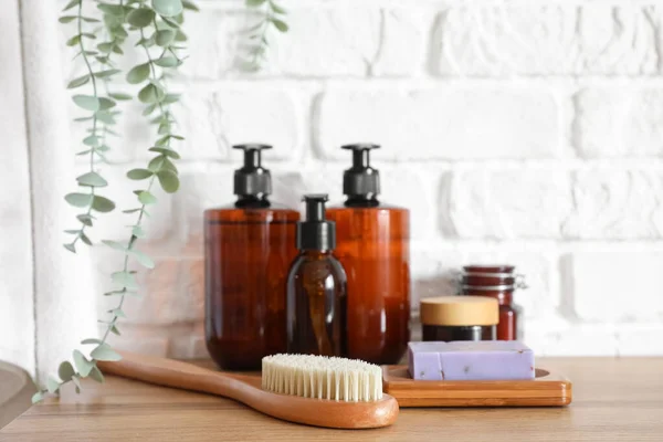 Acessórios Banho Com Escova Massagem Mesa Perto Parede Tijolo Branco — Fotografia de Stock