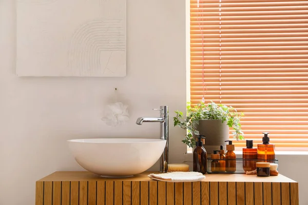 Koupelnové Doplňky Umyvadlem Stole Okna Pokoji — Stock fotografie