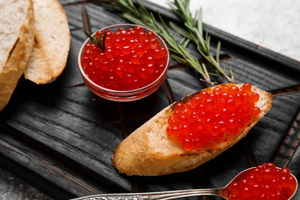 Savoureux Bruschetta Avec Caviar Rouge Sur Fond Grunge — Photo
