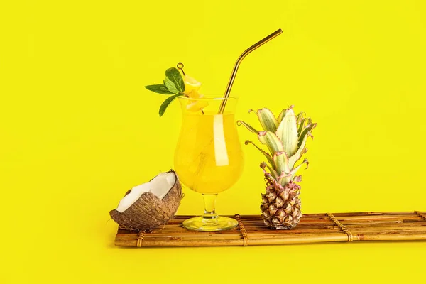 Glas Cocktail Met Baby Ananas Kokosnoot Gele Achtergrond — Stockfoto