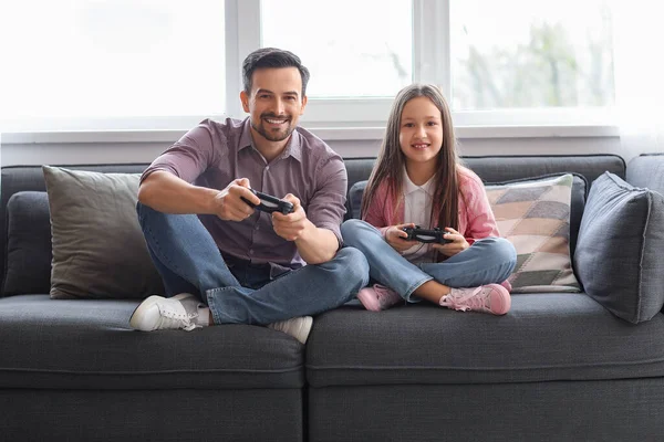 Πατέρας Την Κορούλα Του Παίζουν Βιντεοπαιχνίδια Στο Σπίτι — Φωτογραφία Αρχείου
