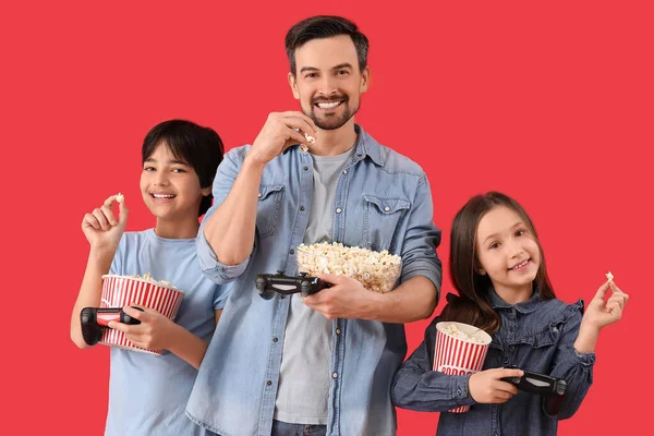 Kleine Kinder Mit Ihrem Vater Und Spielkissen Essen Popcorn Auf — Stockfoto