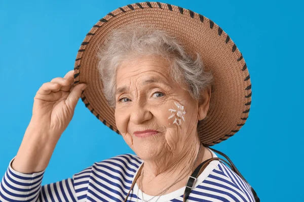 Senior Woman Sun Made Sunscreen Cream Her Face Blue Background — Stock Photo, Image
