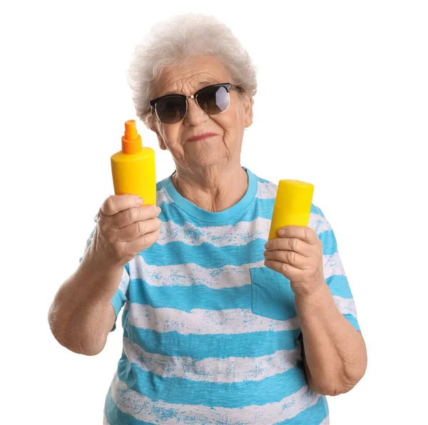 Старша Жінка Пляшками Сонцезахисного Крему Білому Тлі — стокове фото