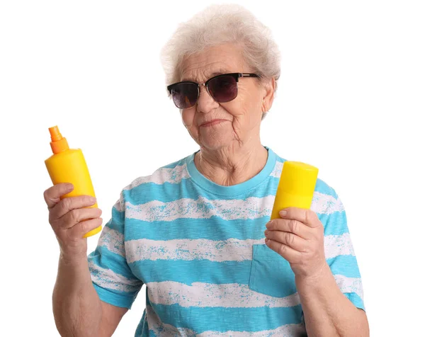 白い背景に日焼け止めクリームのボトルを持つシニア女性 — ストック写真