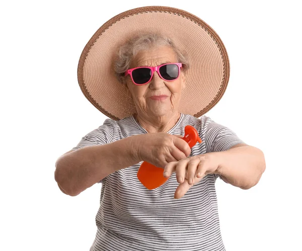 Ηλικιωμένη Γυναίκα Που Εφαρμόζει Αντηλιακή Κρέμα Λευκό Φόντο — Φωτογραφία Αρχείου