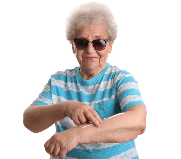 Senior Vrouw Die Zonnebrandcrème Witte Achtergrond Aanbrengt — Stockfoto