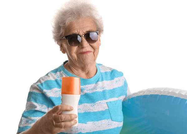 Seniorin Mit Sonnencreme Und Aufblasbarem Ring Auf Weißem Hintergrund Nahaufnahme — Stockfoto