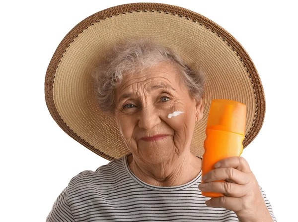 Старша Жінка Сонцезахисним Кремом Білому Тлі Крупним Планом — стокове фото