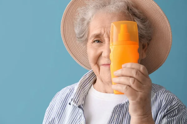 Seniorin Mit Sonnencreme Auf Blauem Hintergrund Nahaufnahme — Stockfoto