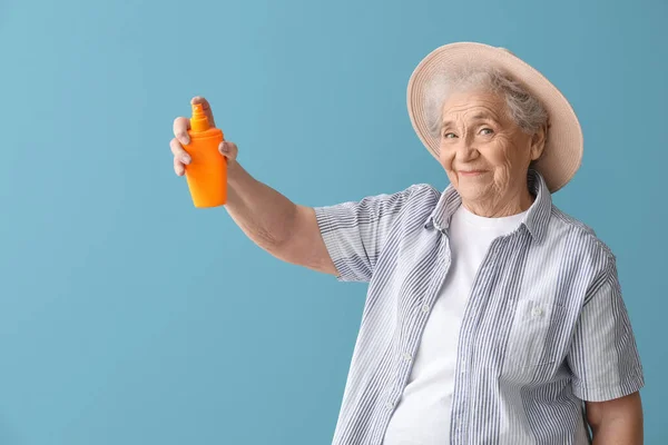 Seniorin Mit Sonnencreme Auf Blauem Hintergrund — Stockfoto