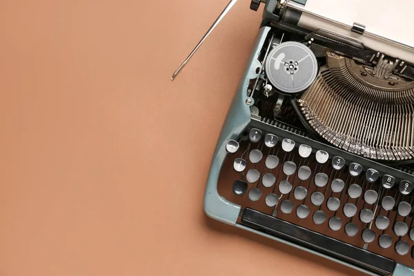 Vintage Schrijfmachine Met Blanco Vel Papier Bruine Achtergrond — Stockfoto