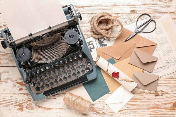 Composição Com Máquina Escrever Vintage Rolagem Envelopes Mesa Madeira Branca — Fotografia de Stock