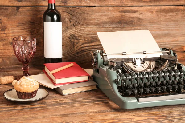 Máquina Escrever Vintage Garrafa Vinho Vidro Muffin Livros Mesa Madeira — Fotografia de Stock