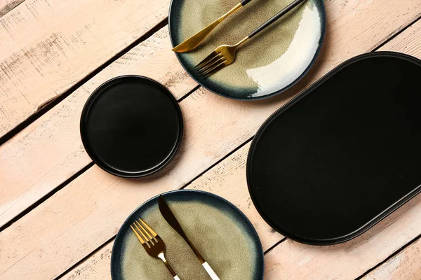 米色木桌上有干净盘子和餐具的配料 — 图库照片