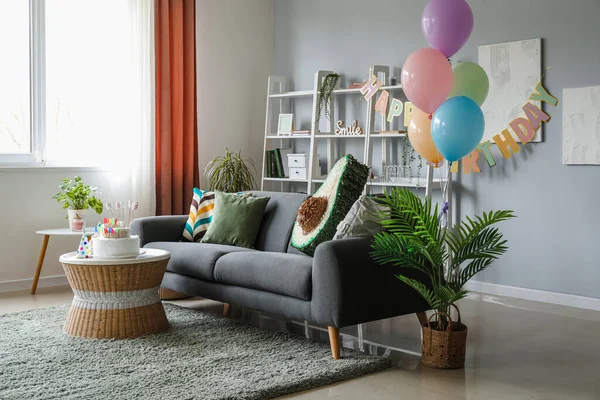 客厅的内部 灰色沙发上放着生日蛋糕 气球和菠菜 — 图库照片