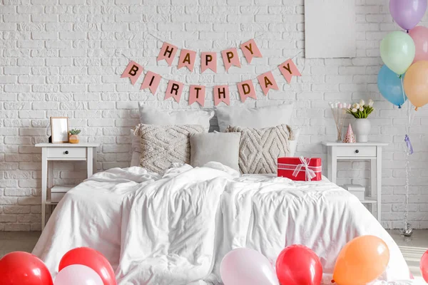Interior Del Dormitorio Decorado Para Cumpleaños Con Globos Caja Regalo —  Fotos de Stock