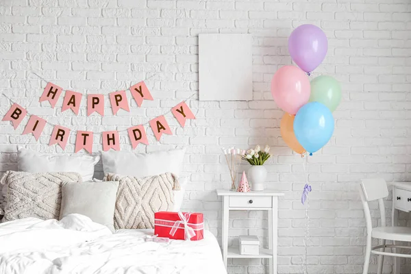 Wnętrze Sypialni Urządzone Urodziny Balonami Pudełko Prezenty Girlanda — Zdjęcie stockowe