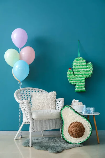 Wnętrze Salonu Urządzone Urodziny Balonami Pinatami — Zdjęcie stockowe