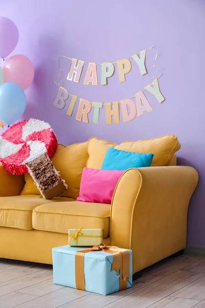 Wnętrze Salonu Urządzone Urodziny Balonami Piniatą Girlandą — Zdjęcie stockowe