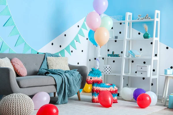 室内装饰有气球 松果和花环 以庆祝生日 — 图库照片