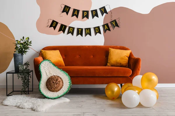 室内装饰为生日的客厅 装饰有花生酱 气球和花环 — 图库照片