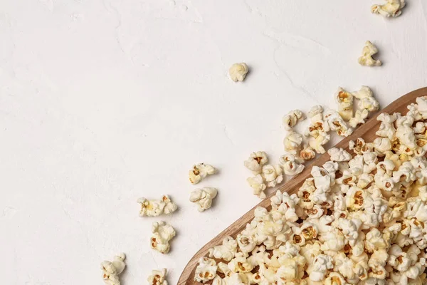 Wooden Board Crispy Popcorn Light Background — Stock Photo, Image